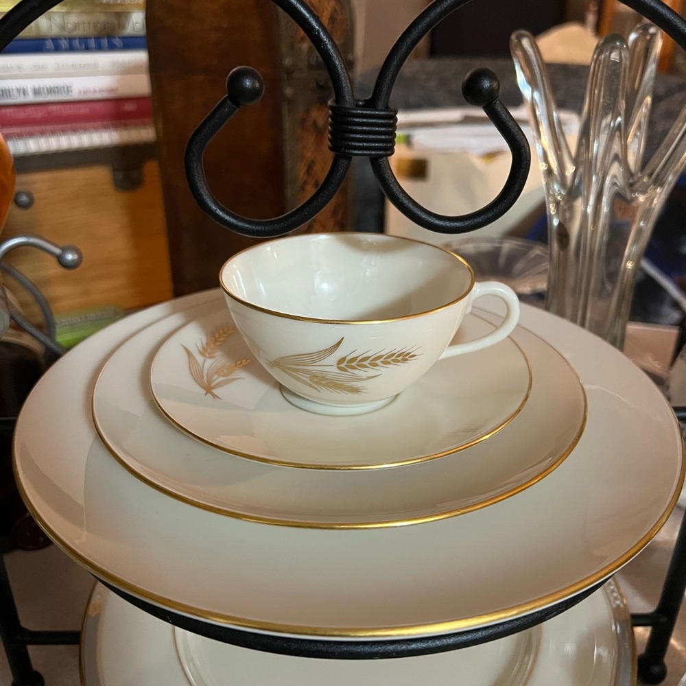 WHEAT By LENOX -R 442 .  ivory color with gold trim.set of 4 . Used- good cond.